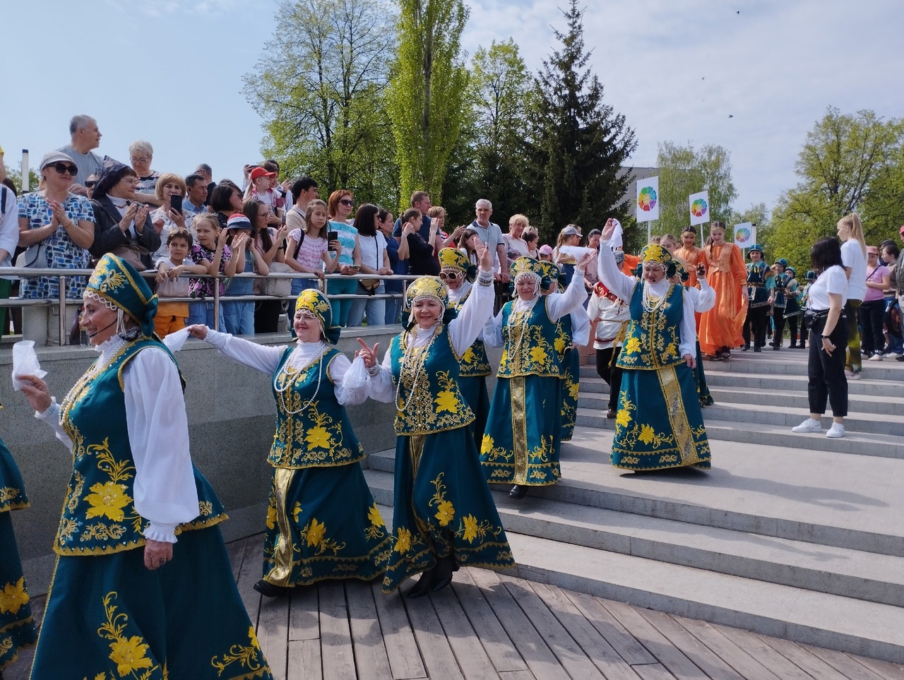 В хороводе  Первомая