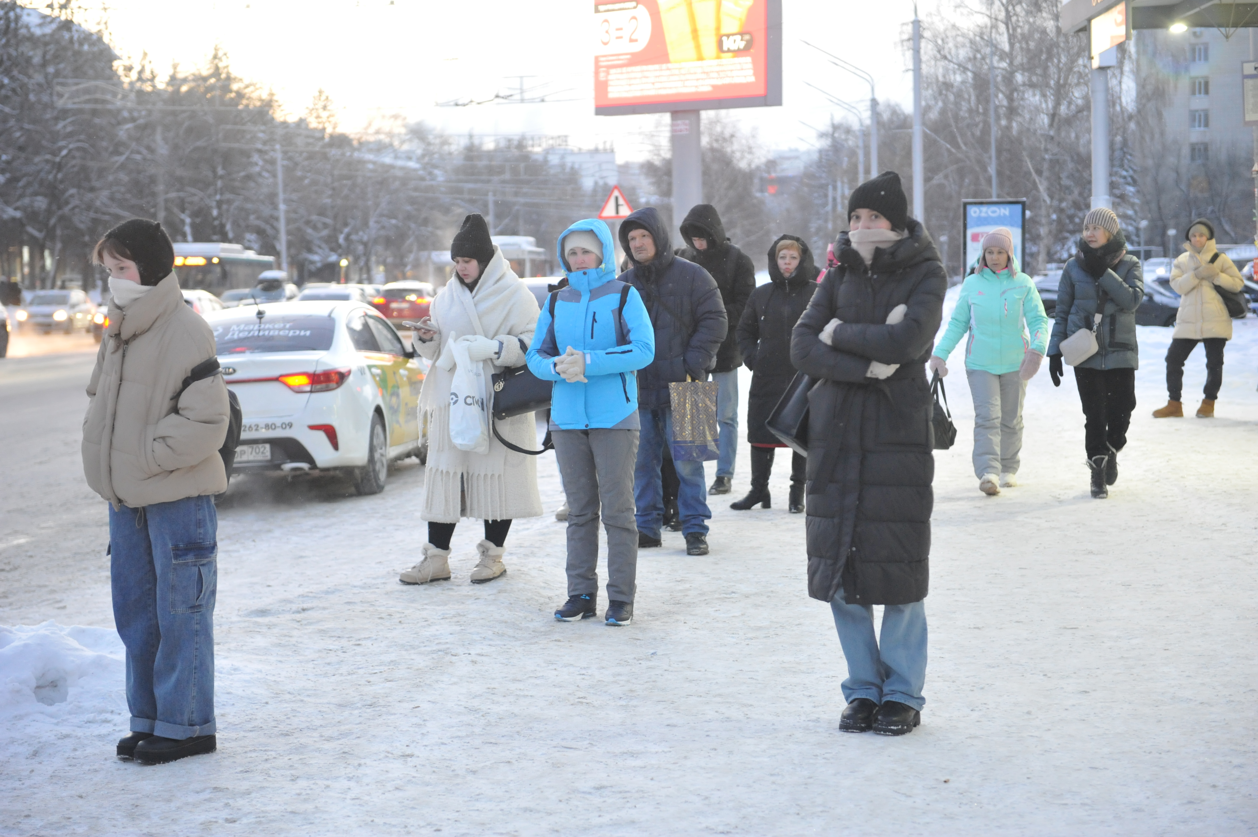 Автобус подъезжает…