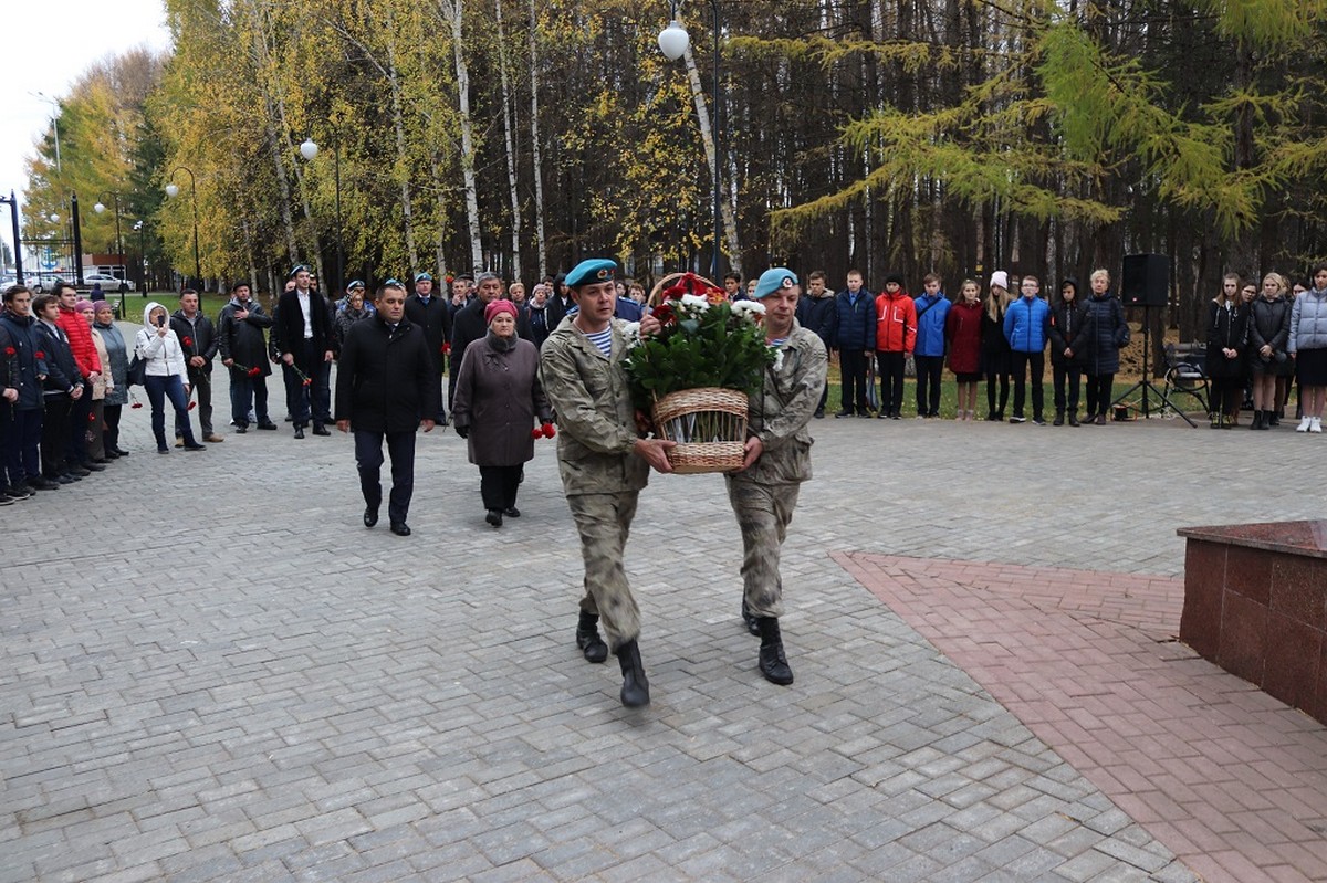 Синяя птица падала в море…