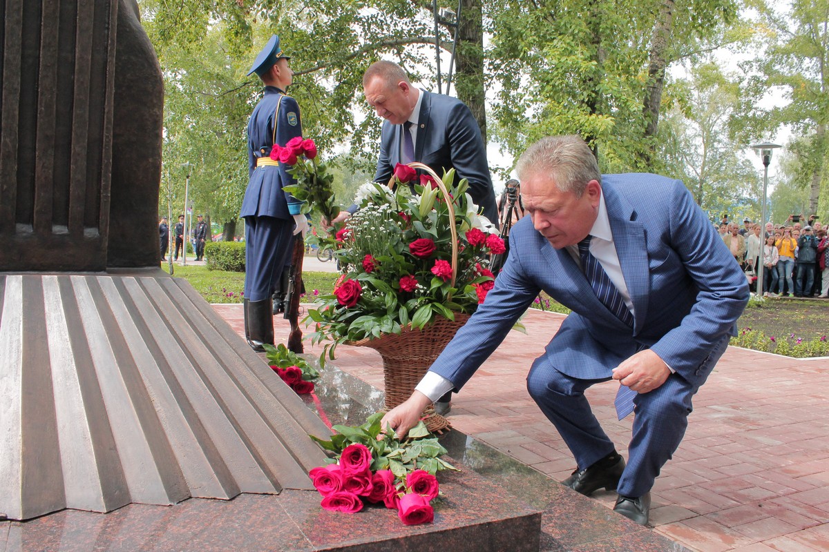 В сквере имени 50-летия Победы торжественно открыли памятник героям-ликвидаторам Чернобыльской катастрофы и других радиационных аварий.