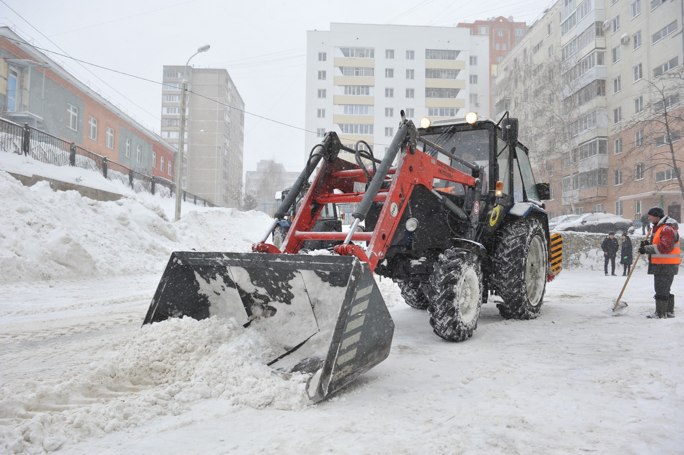 Снег идет. Уборка тоже