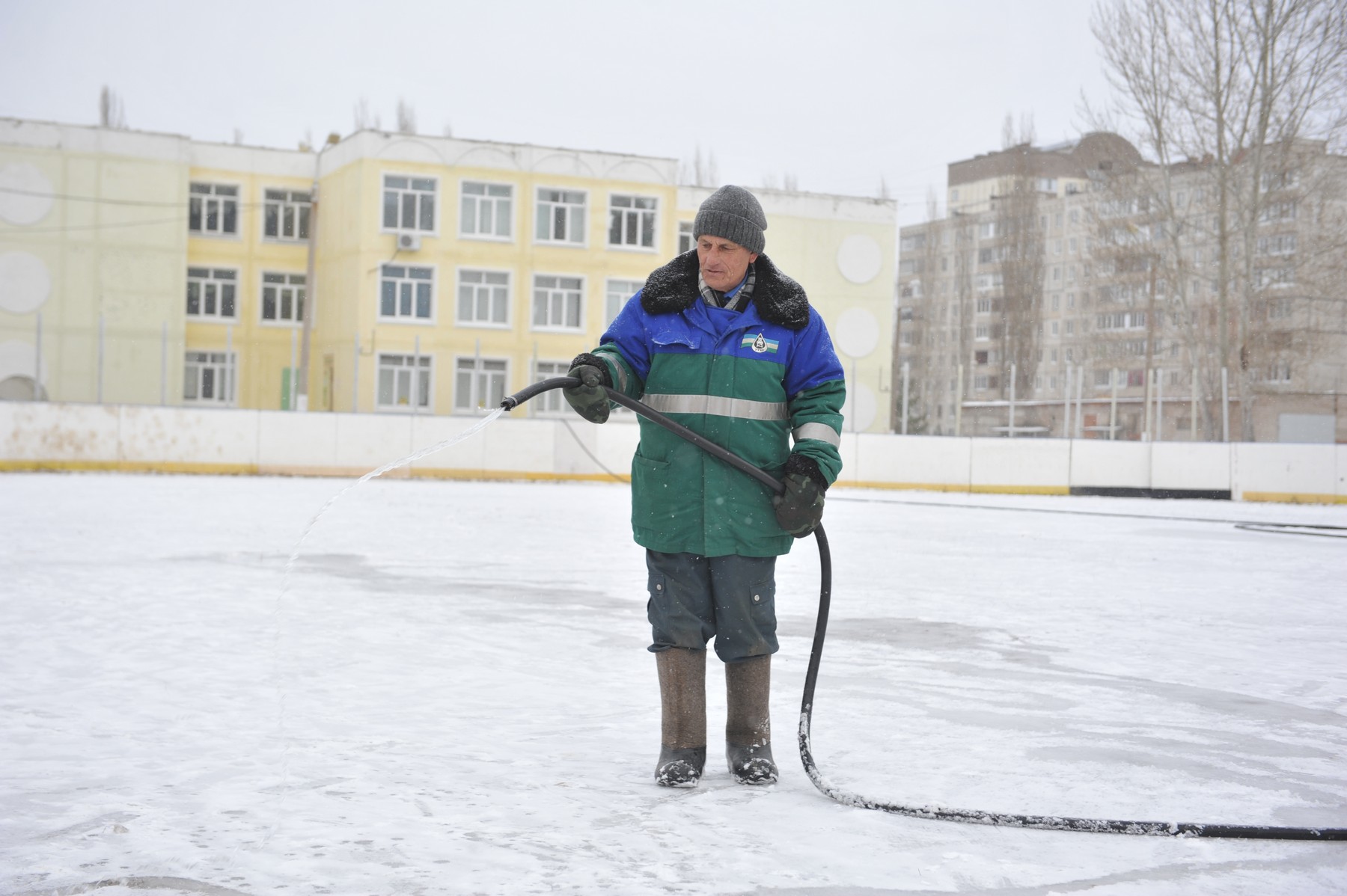 Мальчишек радостный народ…