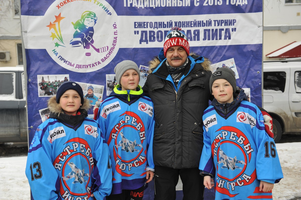 Шайбы с автографом чемпионов