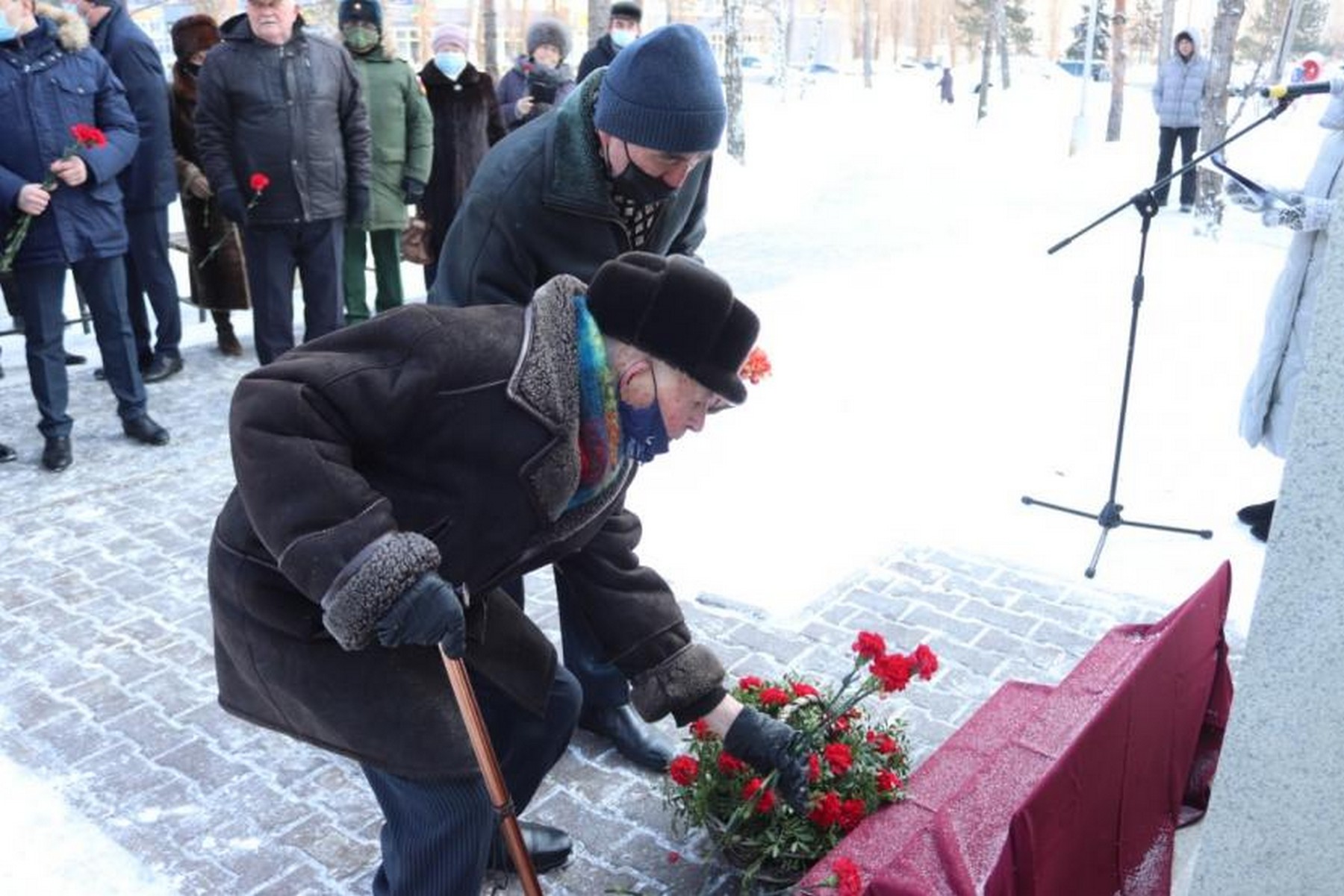 Поклонимся великим тем годам