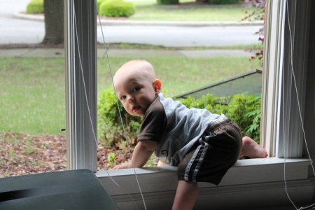 SOS: малыш в окне
