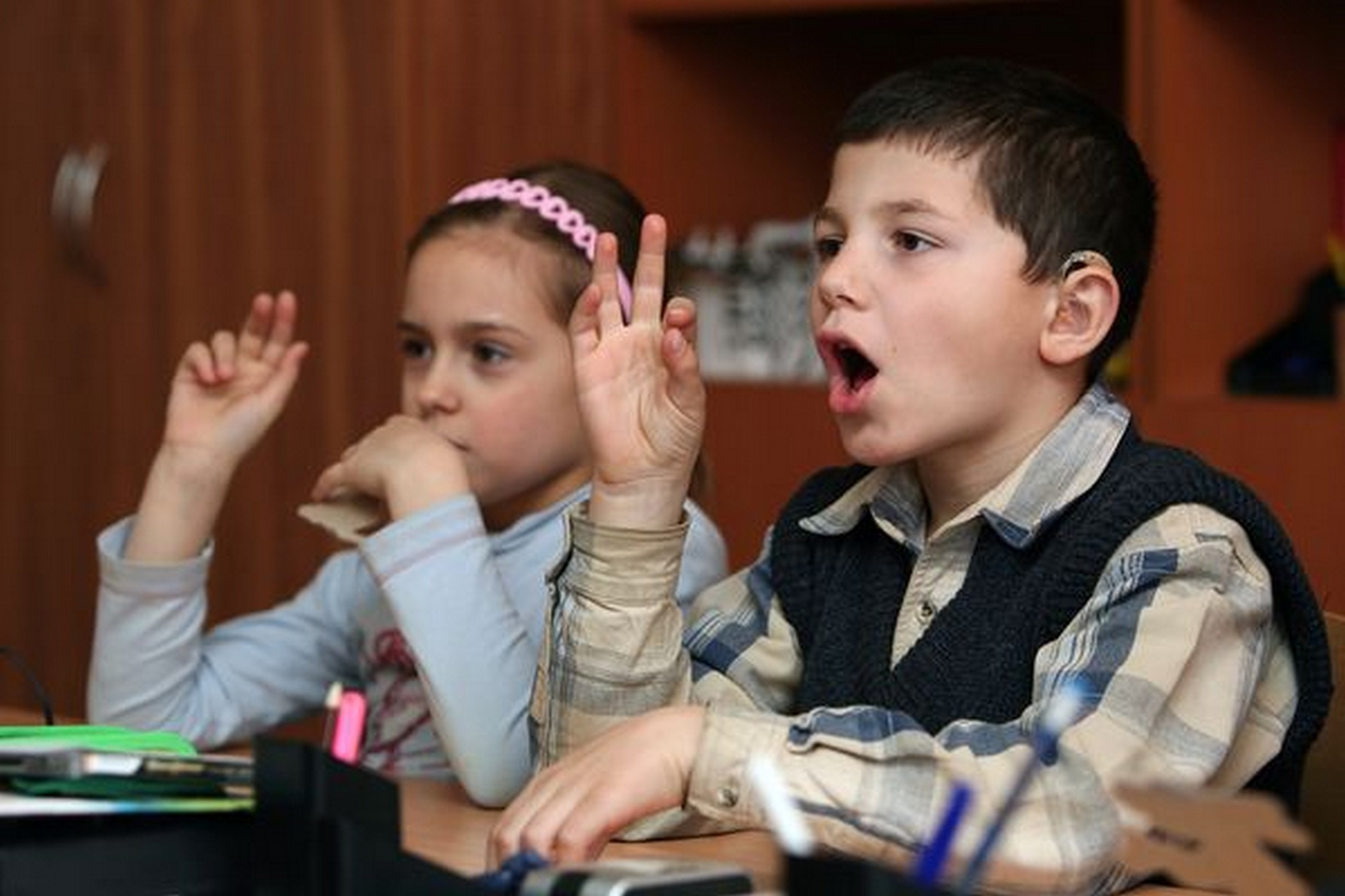 Общение глухих и слабослышащих. Глухие и слабослышащие дети. Слабослышащие дети в школе. Дети с нарушением слуха.. Дети с нарушением слуха в школе.