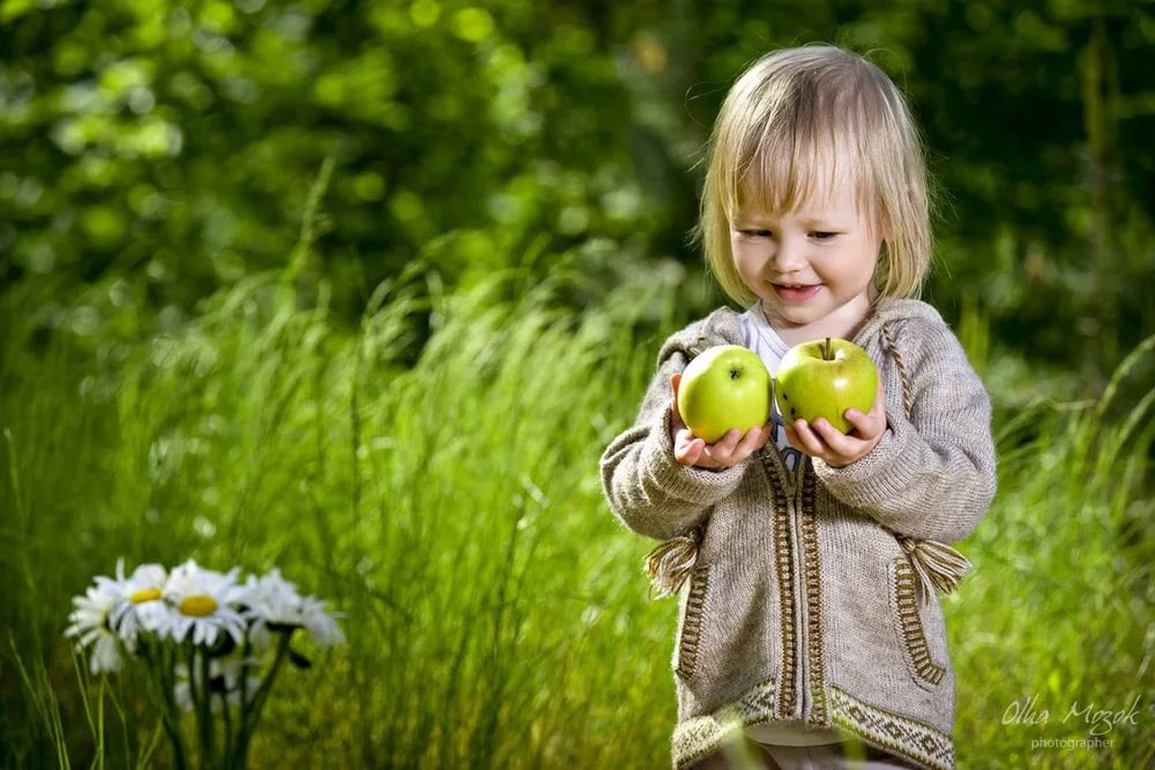 Мама ест яблоко. Девочка с яблоками. Фотосессия с яблоками. Яблоко для детей. Дети и природа.